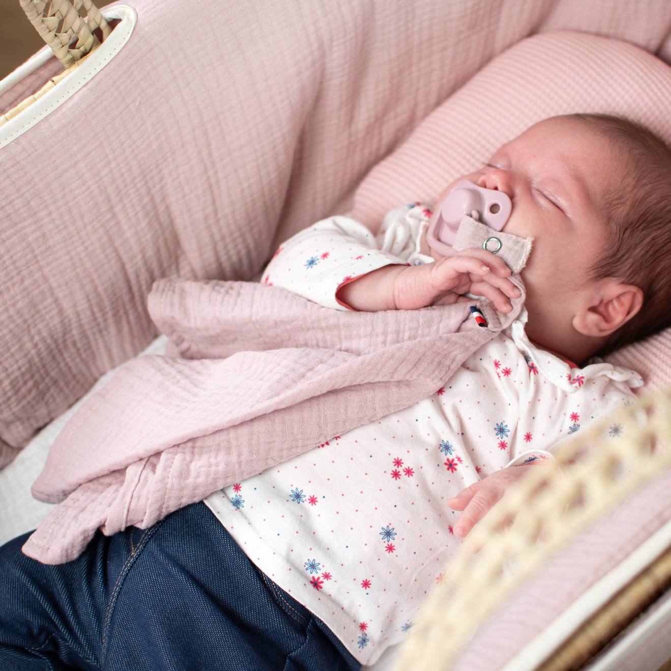Doudou lange attache tétine en gaze de coton jeanne rose