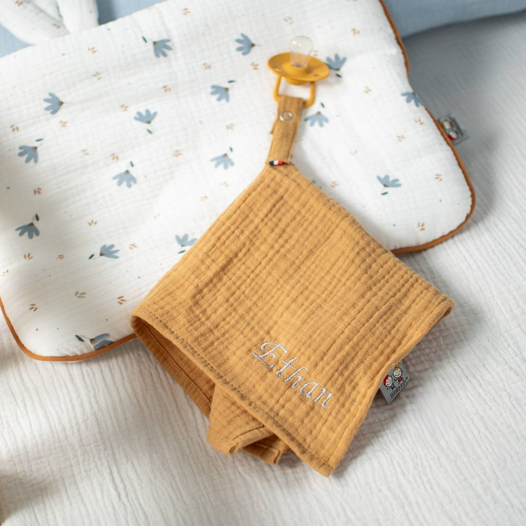 Doudou lange attache tétine en gaze de coton jeanne camel
