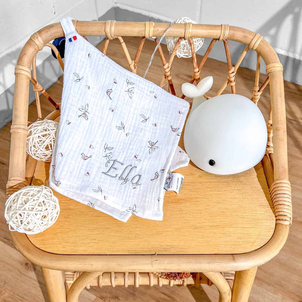 Doudou lange attache tétine en gaze de coton melody melody, blanc imprimé minimali