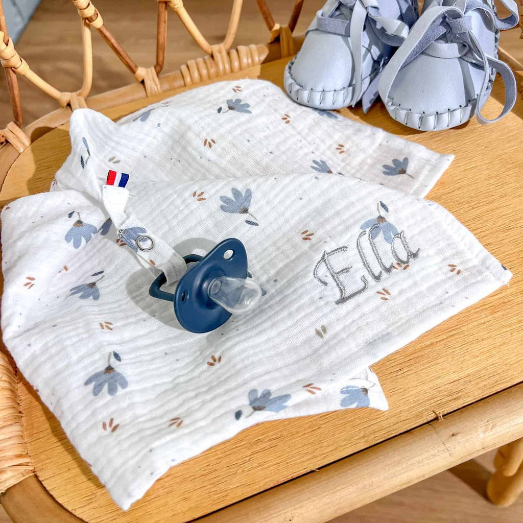 Doudou lange attache tétine en gaze de coton bleuet imprimé floral