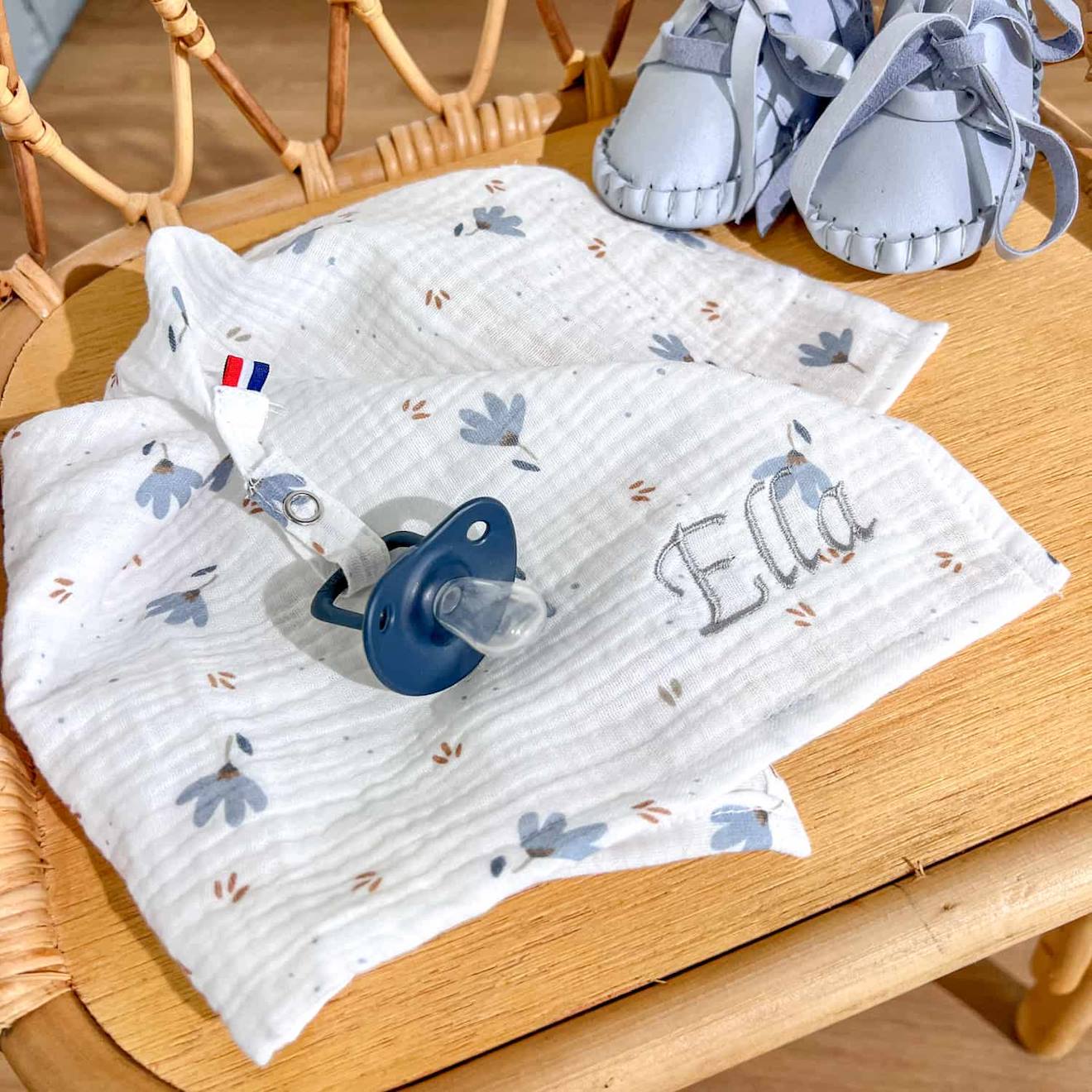 Doudou lange attache tétine en gaze de coton bleuet imprimé floral