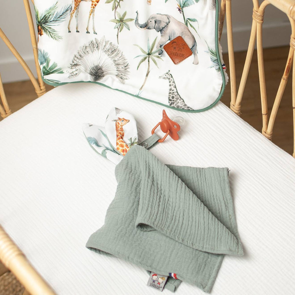 Doudou lapin attache tétine en gaze de coton safari vert de gris