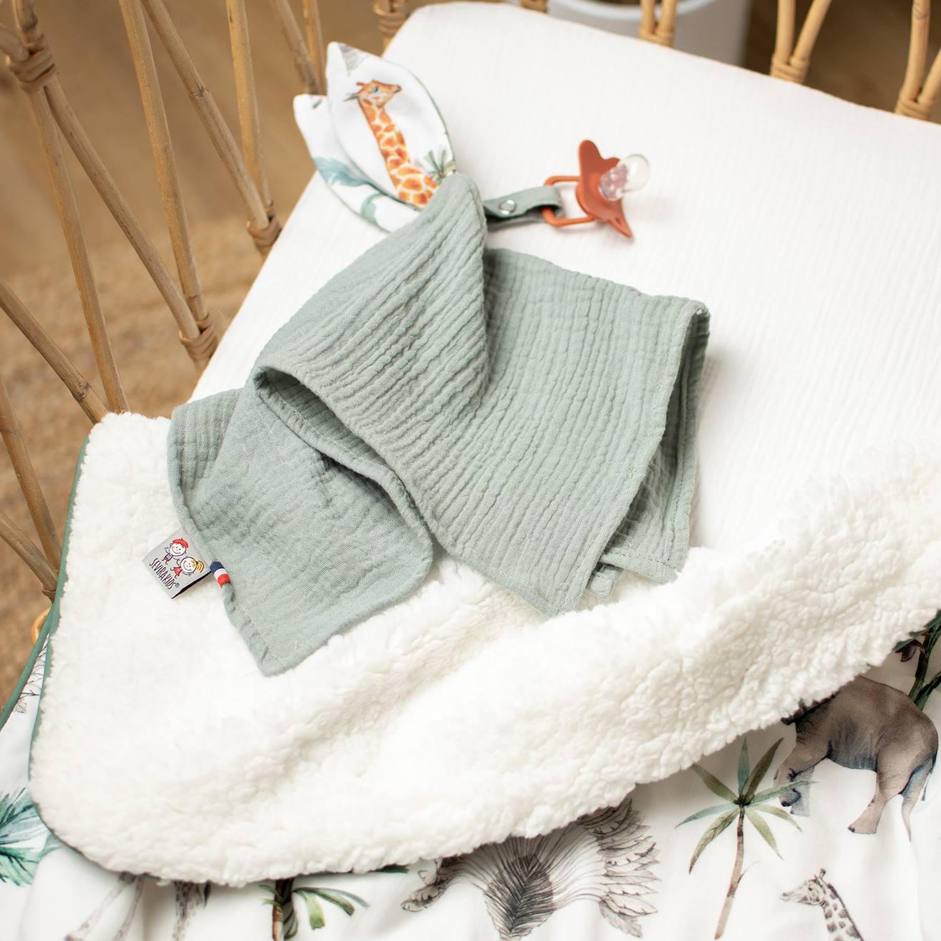 Doudou lapin attache tétine en gaze de coton safari vert de gris