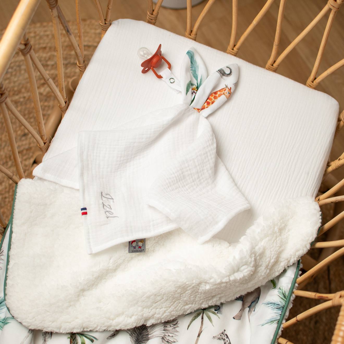 Doudou lapin attache tétine en gaze de coton safari blanc