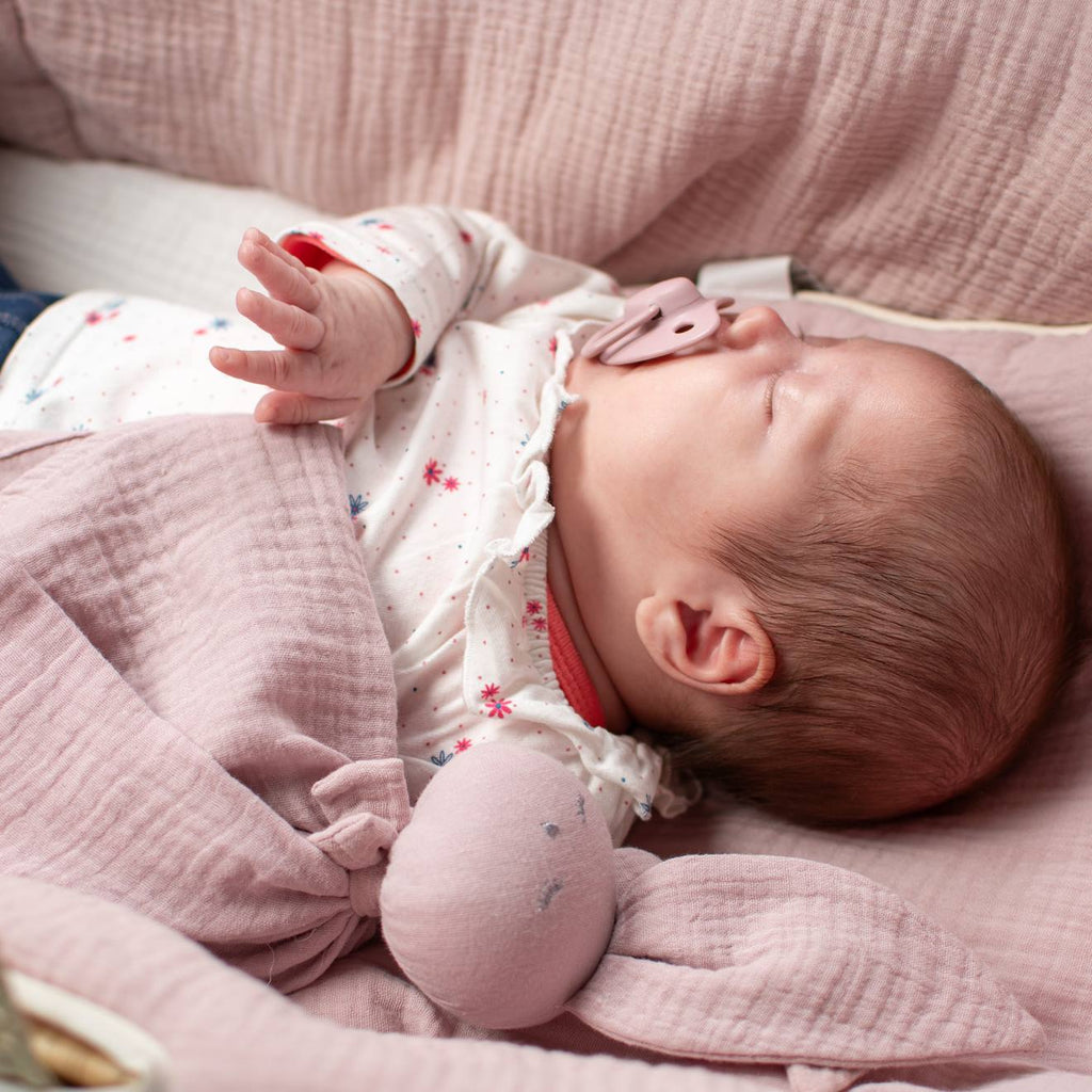 Doudou lapin en gaze de coton jeanne rose