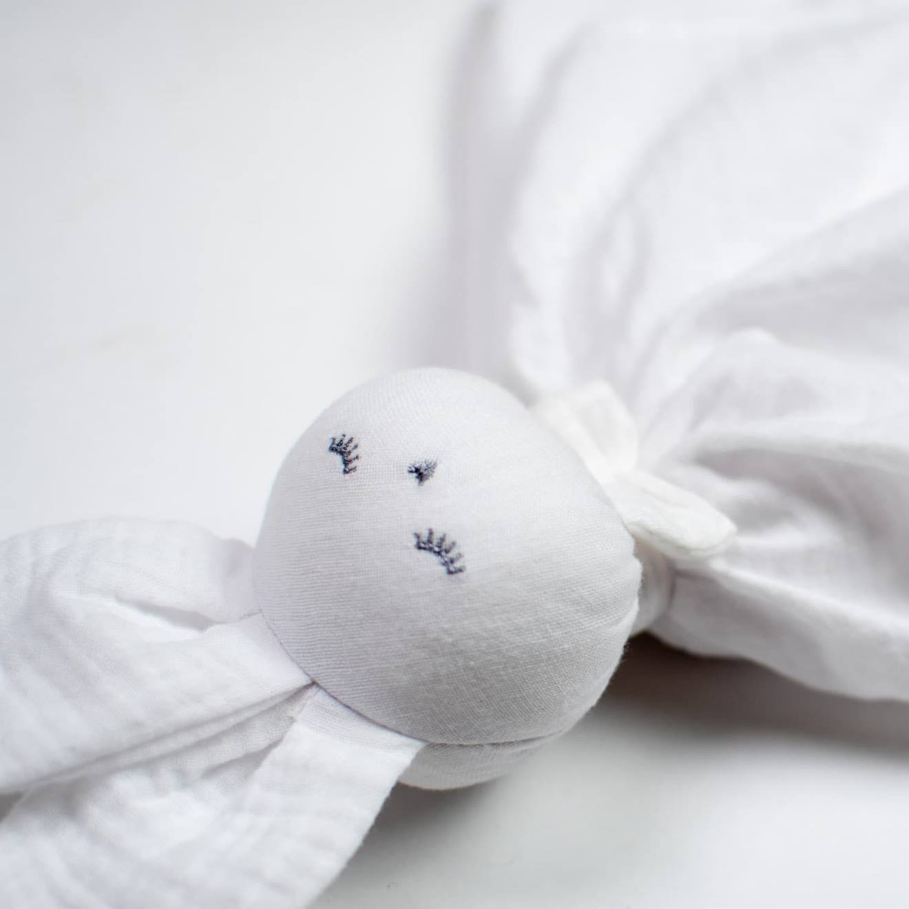 Doudou lapin en gaze de coton jeanne blanc
