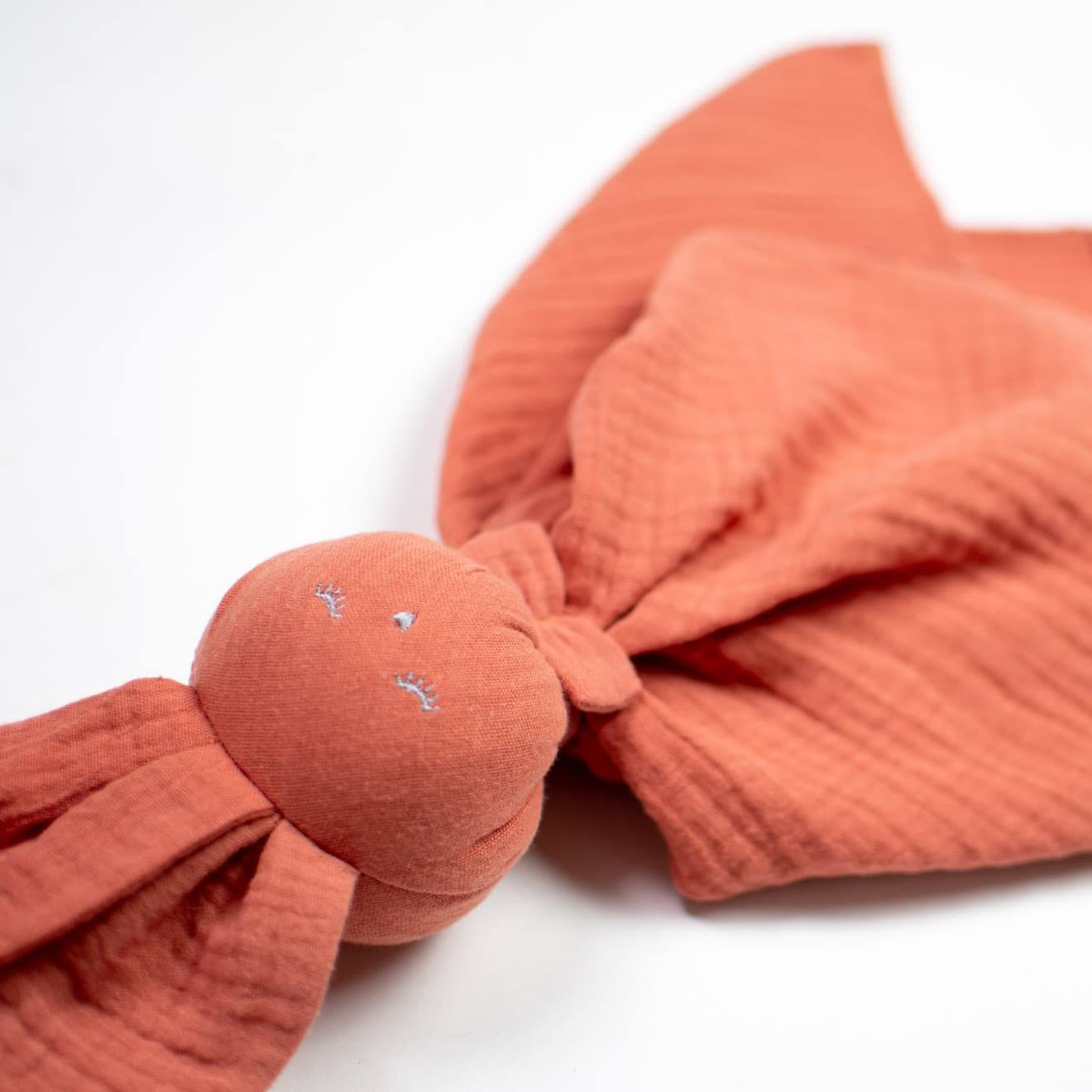 Doudou lapin en gaze de coton jeanne terracotta