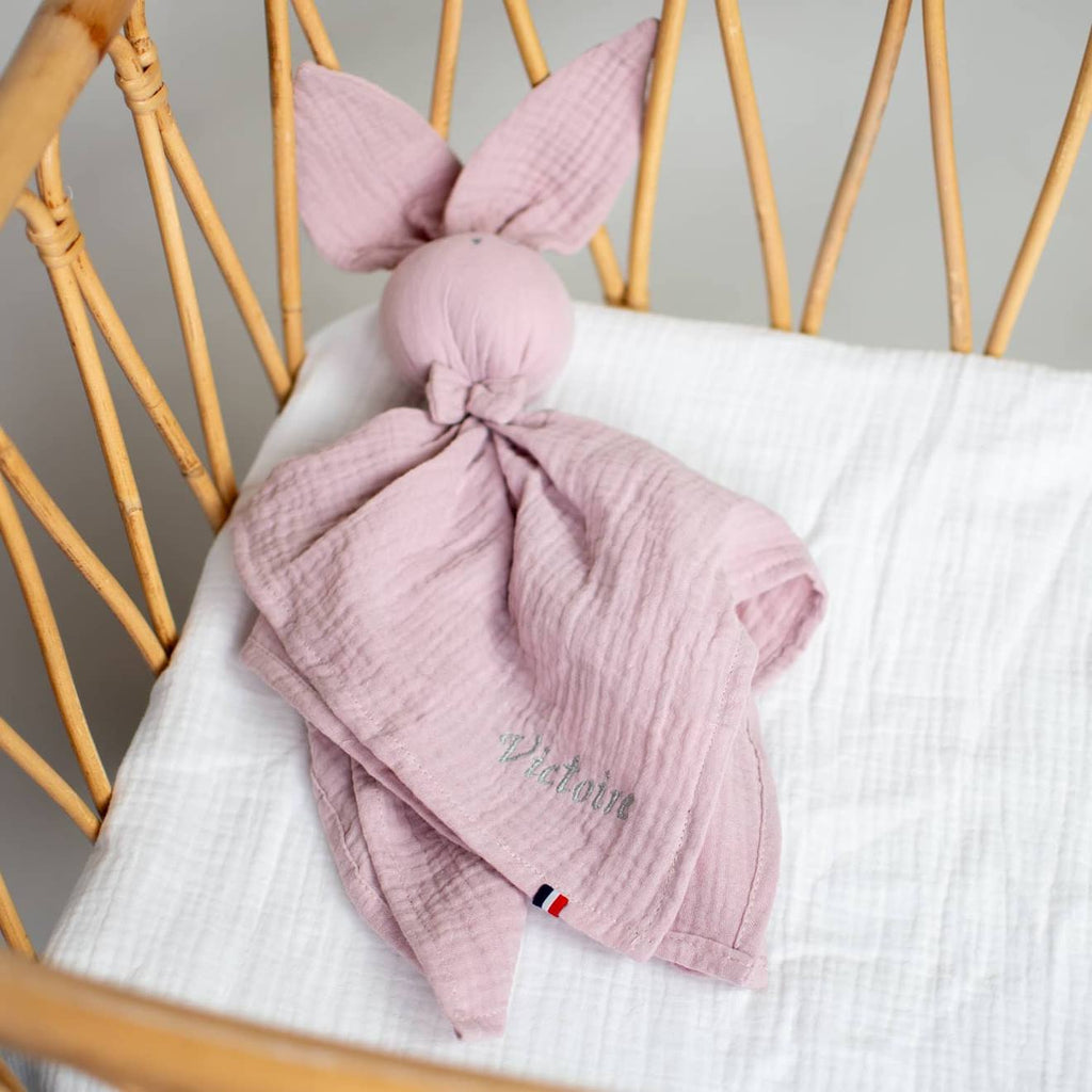 Doudou lapin en gaze de coton jeanne rose