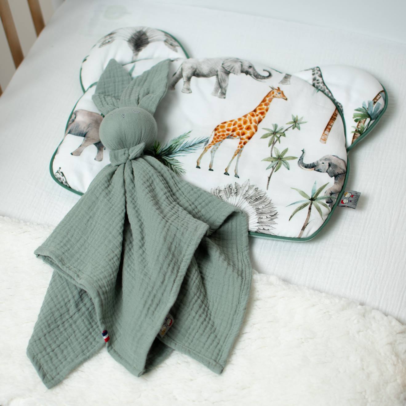 Doudou lapin en gaze de coton jeanne vert de gris