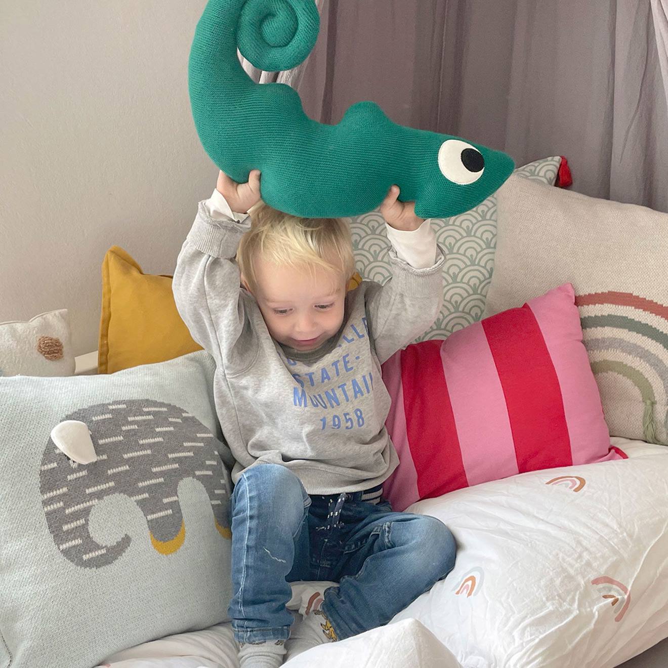 Doudou peluche caméléon vert