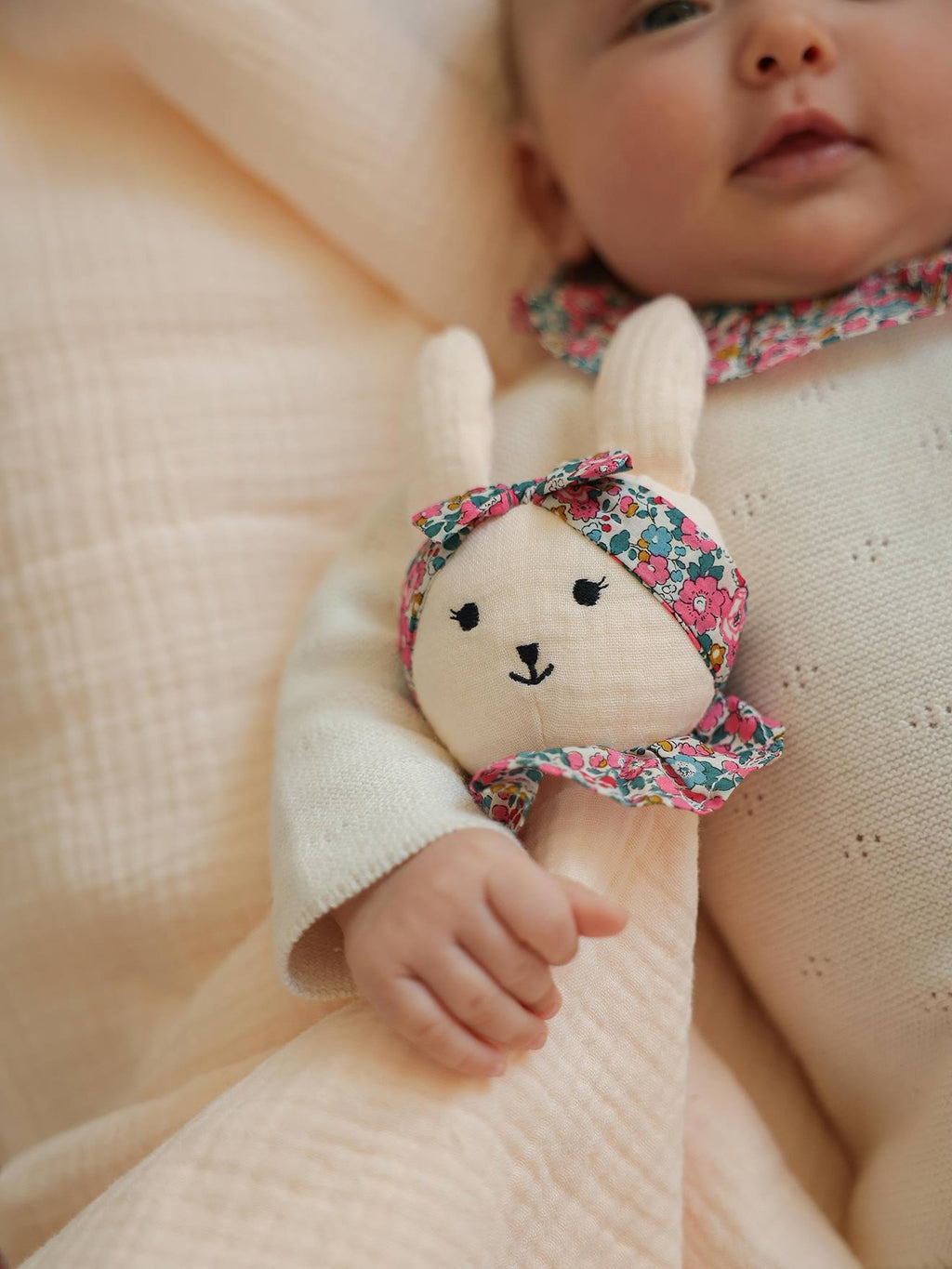 Doudou personnalisable en gaze de coton bio et tissu liberty rose pâle