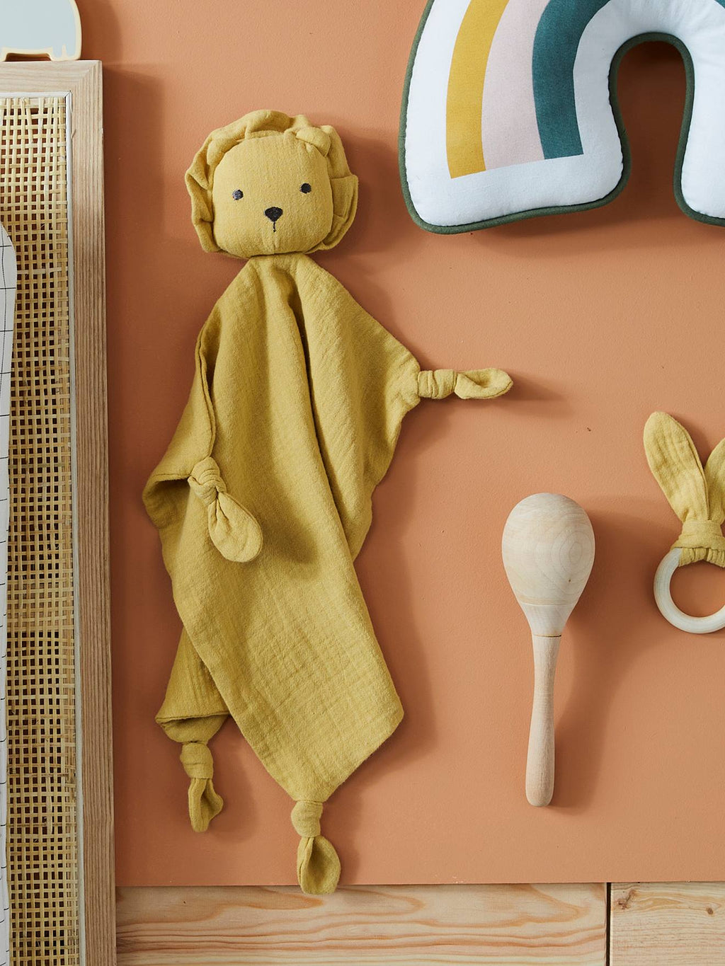 Doudou personnalisable en gaze de coton + hochet rond curry