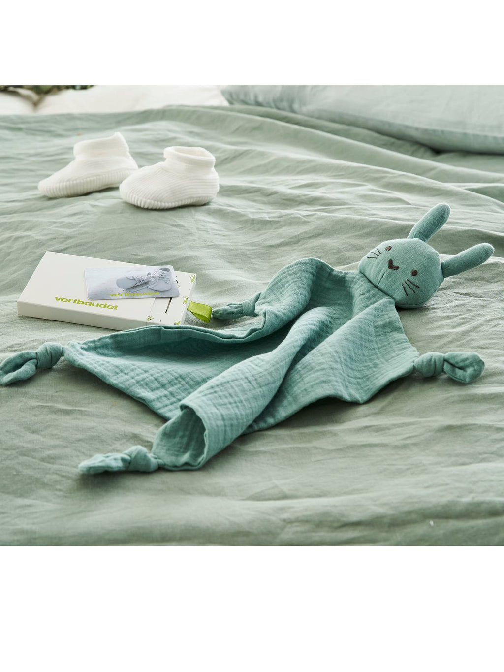 Doudou personnalisable en gaze de coton + hochet rond vert