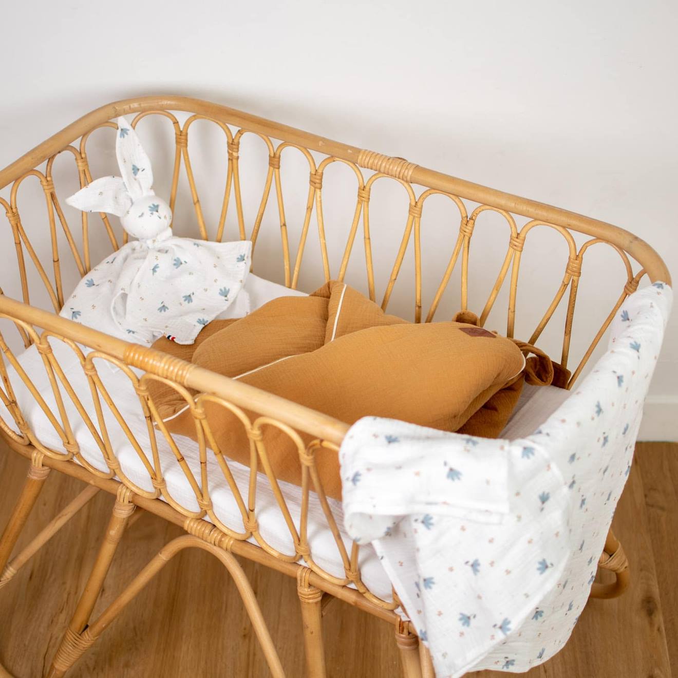 Doudou plat lapin bleuet imprimé floral