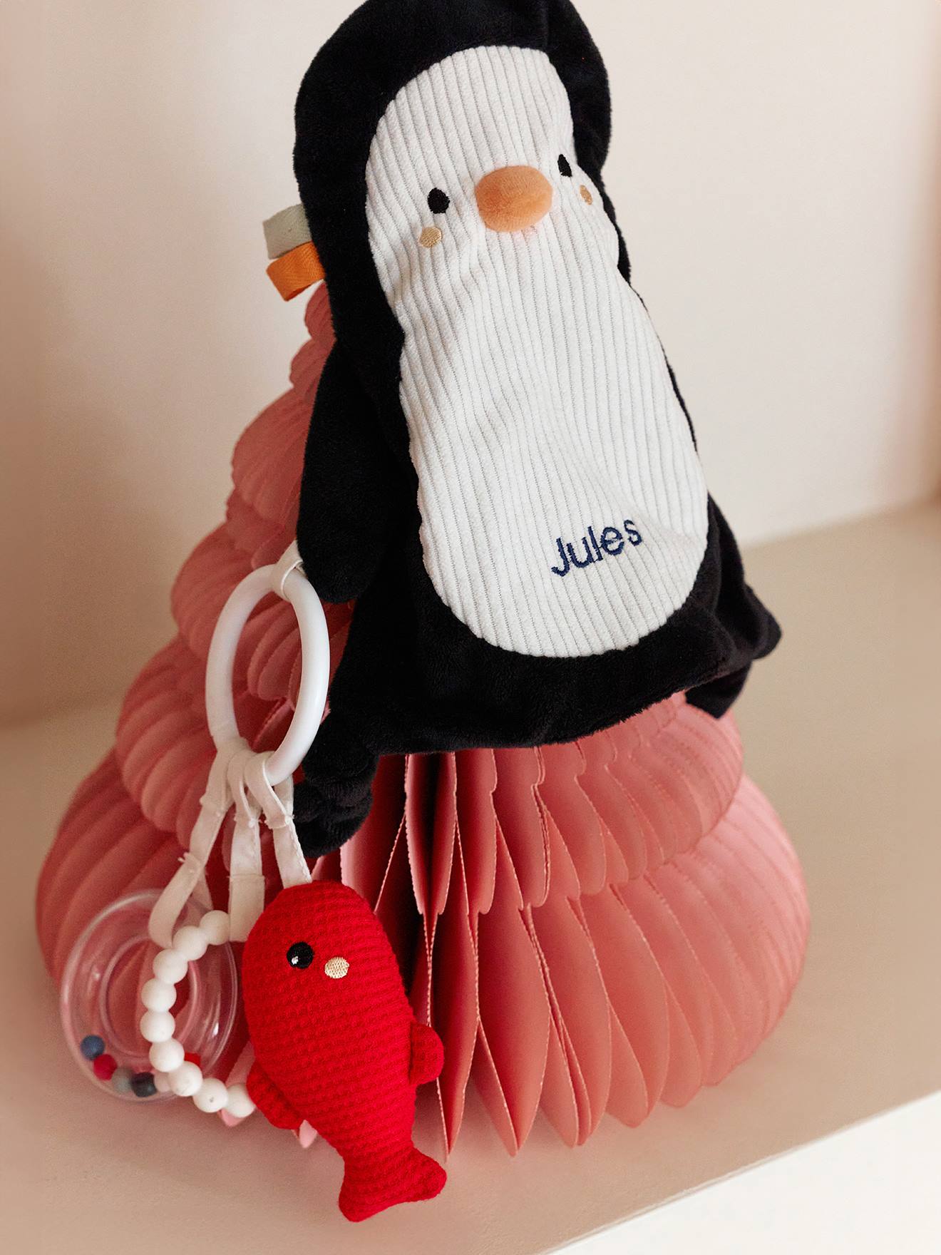 Doudou plat pingouin personnalisable et hochet banquise blanc