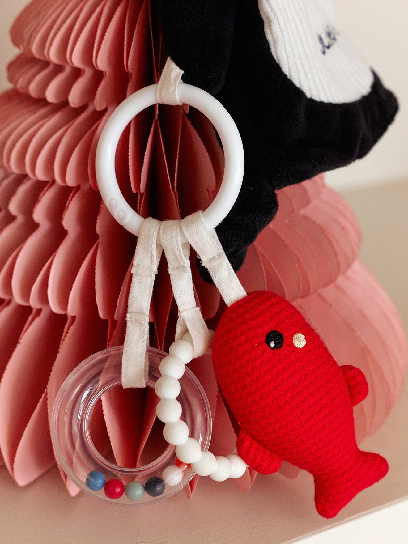 Doudou plat pingouin personnalisable et hochet banquise blanc