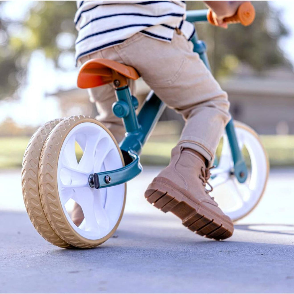 Draisienne junior, légère, équipée d'une double roue arrière vert et maron