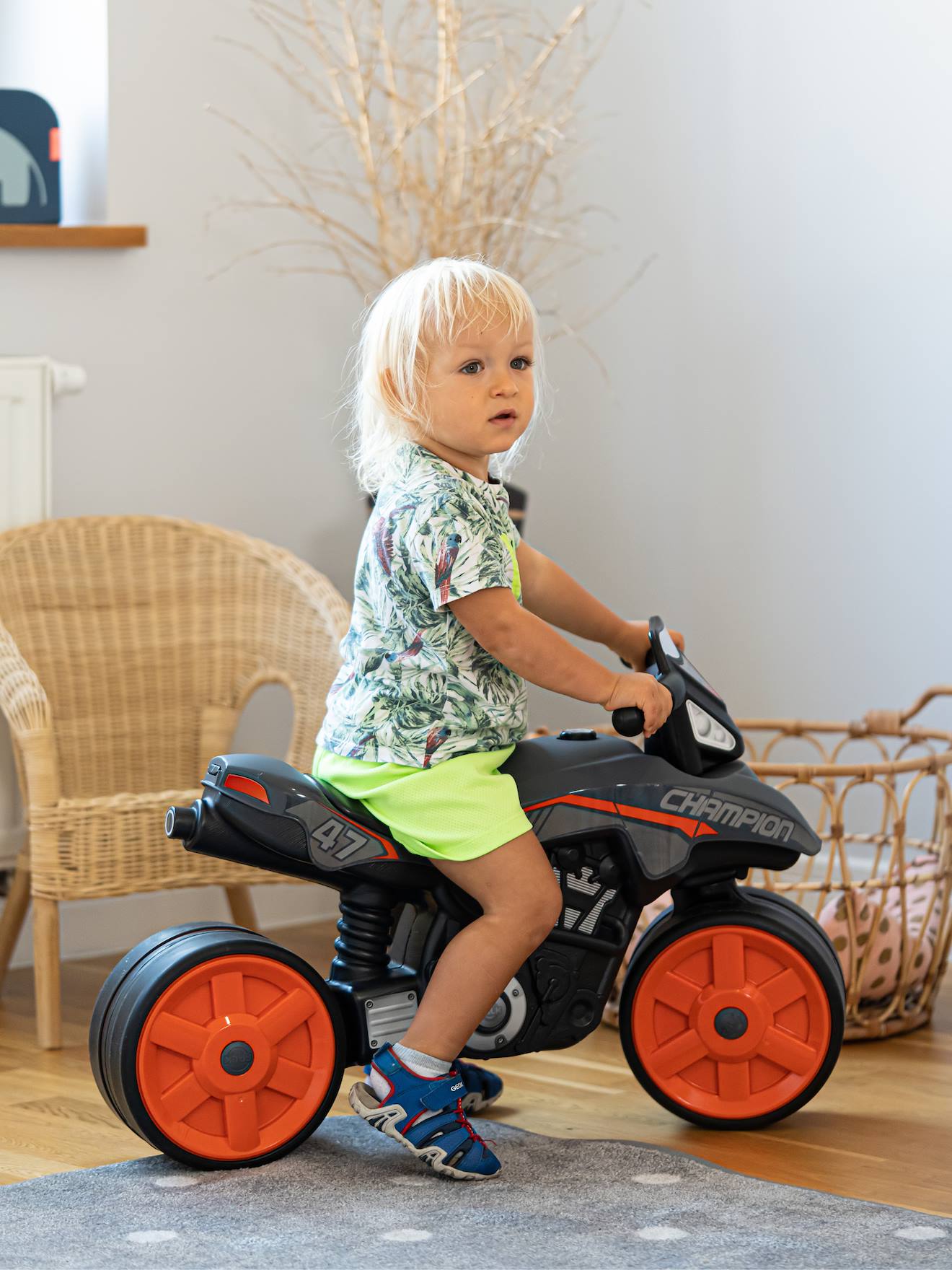 Draisienne moto street avec roues silencieuses gris anthracite et orange