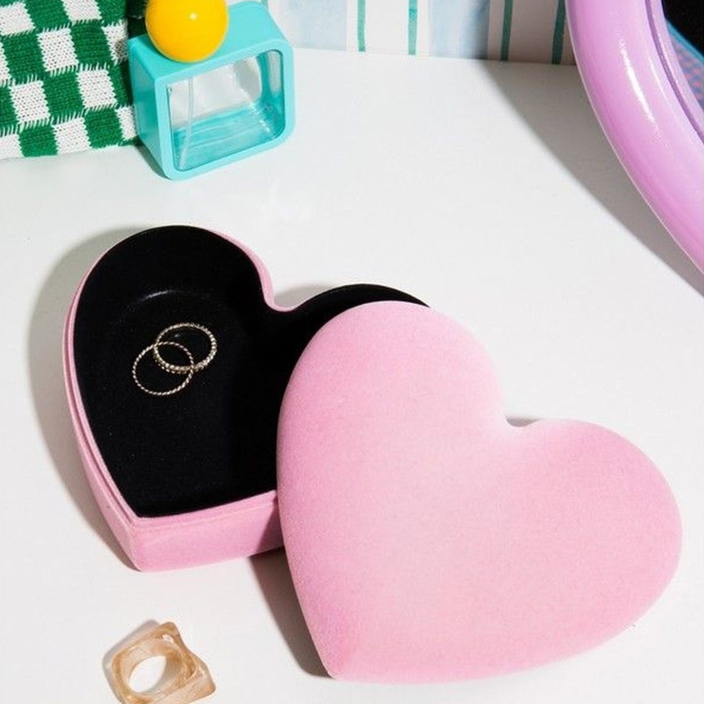Boîte à bijoux en velours rose en forme de cœur