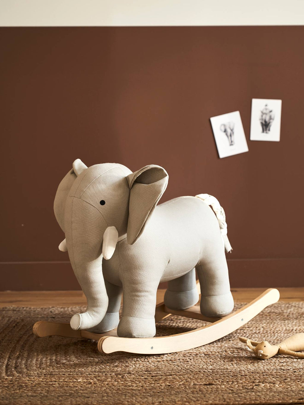 Eléphant à bascule en bois FSC gris moyen uni avec décor