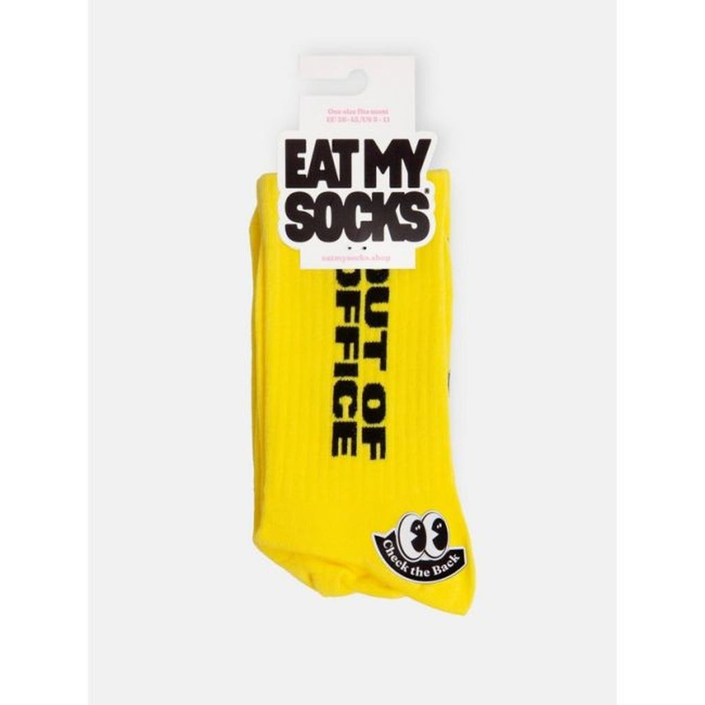 Chaussettes Out of Office avec message humoristique en gros plan