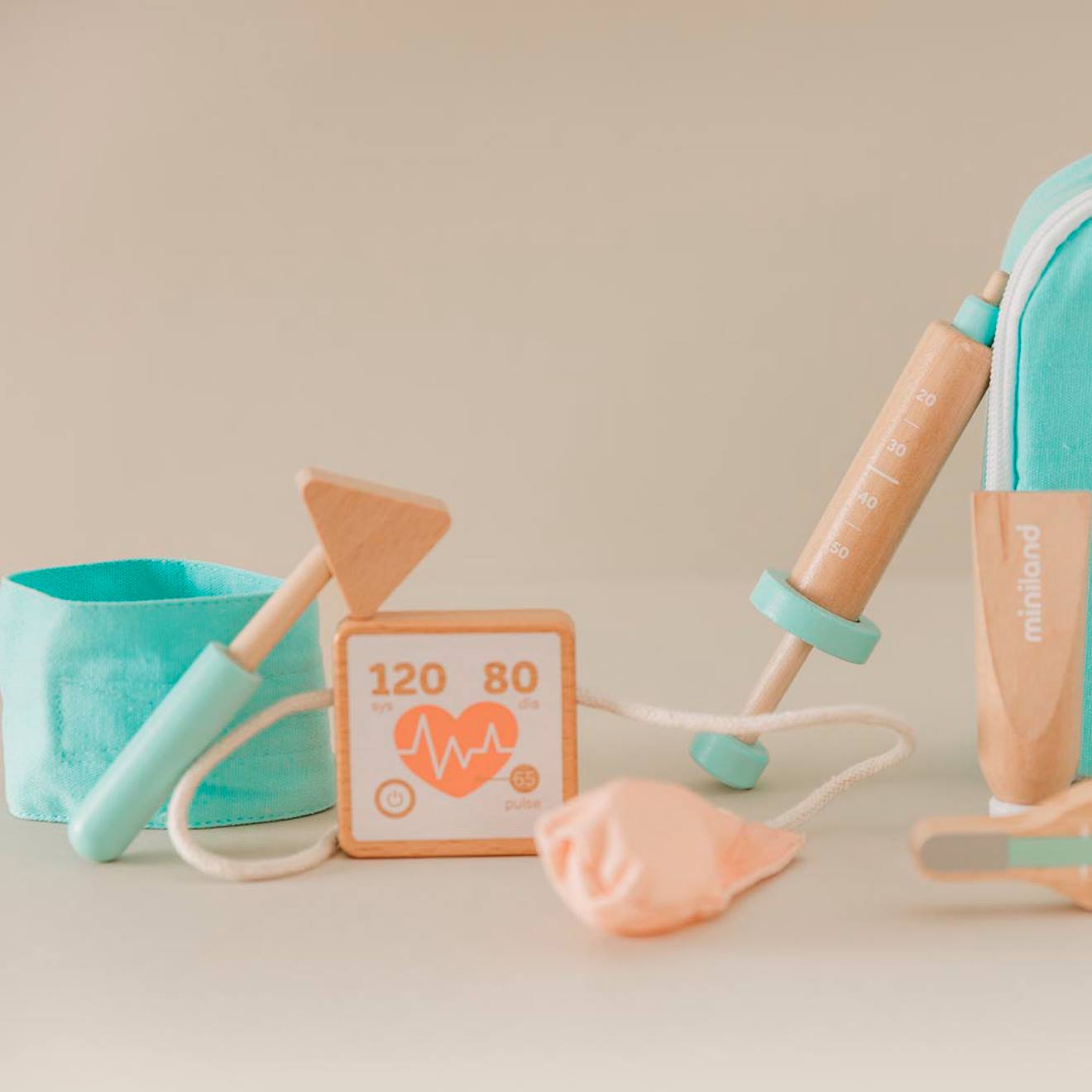 Ensemble de médecin en bois pour poupées marron
