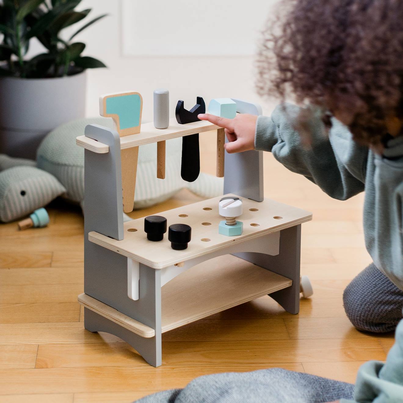 Établi de bricolage avec outils en bois multicolore