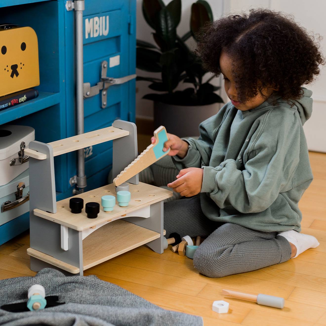 Établi de bricolage avec outils en bois multicolore