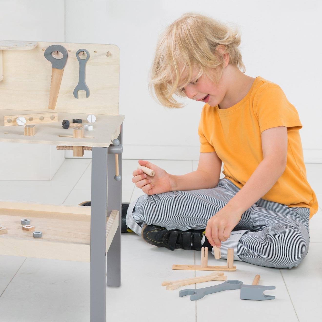 Établi enfant en bois avec accessoires de bricolage naturel et gris