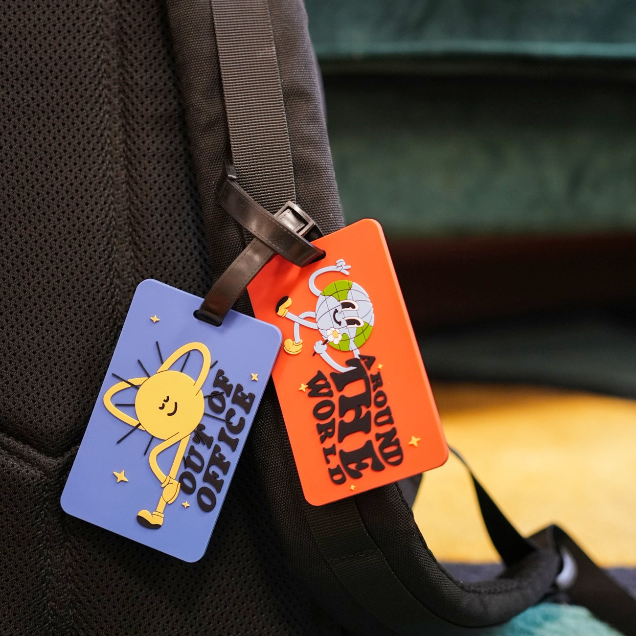 Étiquette de bagage avec sangle noire à boucler