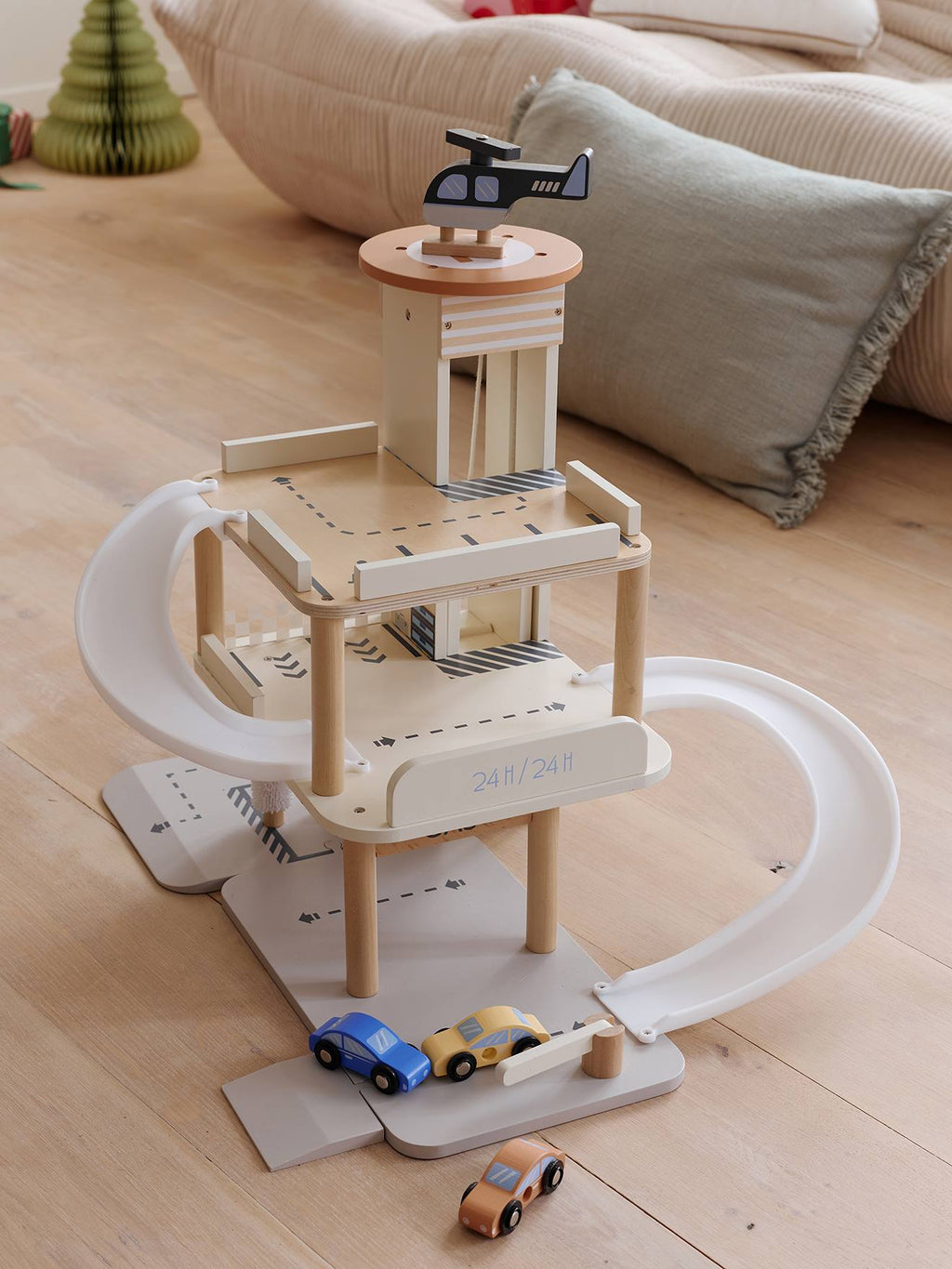Garage 3 niveaux avec ascenseur en bois FSC blanc
