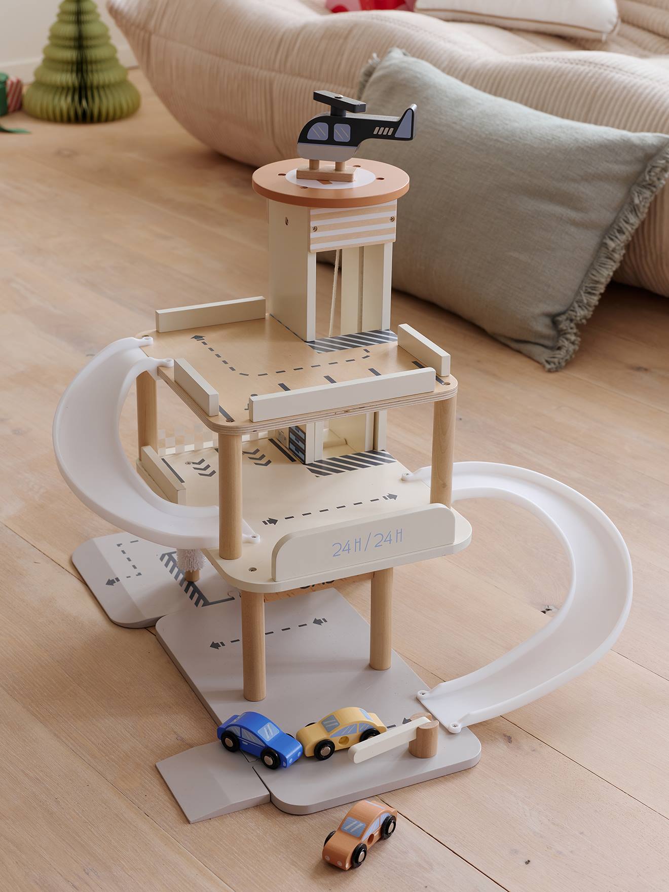 Garage 3 niveaux avec ascenseur en bois FSC blanc