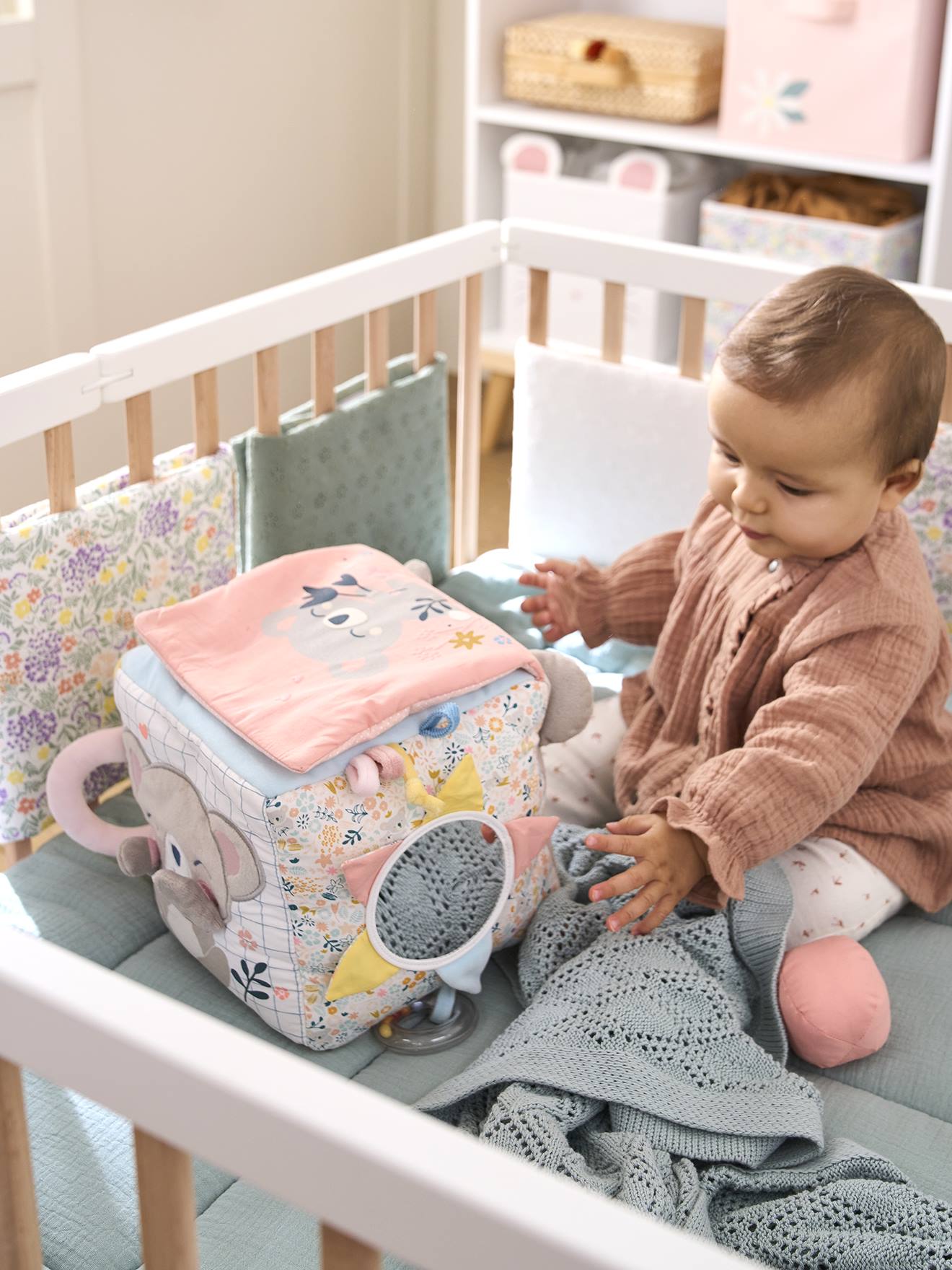 Grand cube d'activités en tissu koala rose - koala