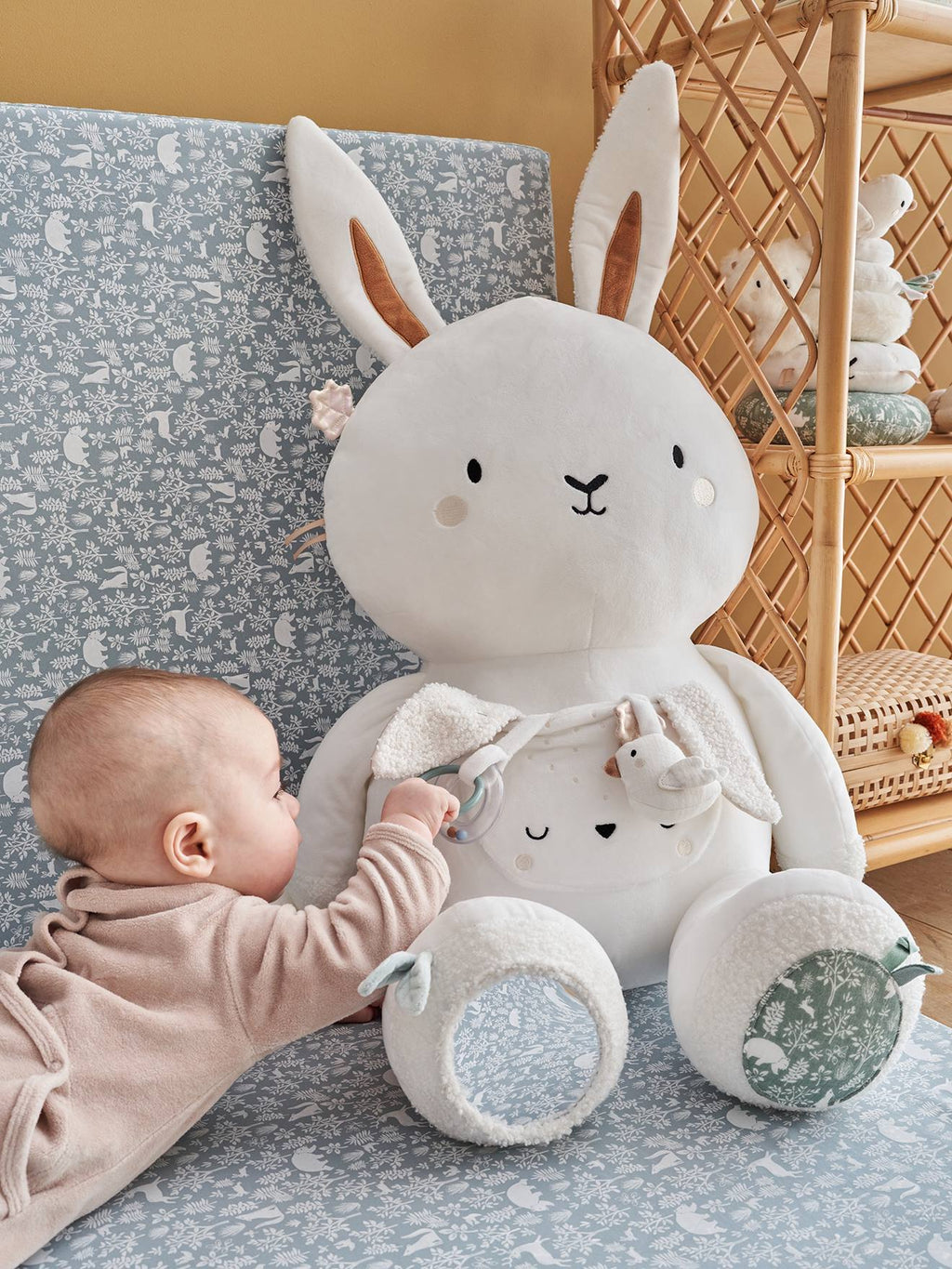 Grande peluche d'activités lapin dans les bois vert sauge