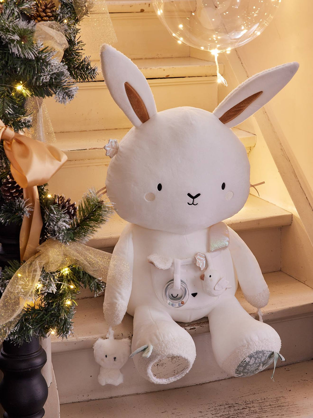 Grande peluche d'activités lapin dans les bois vert sauge