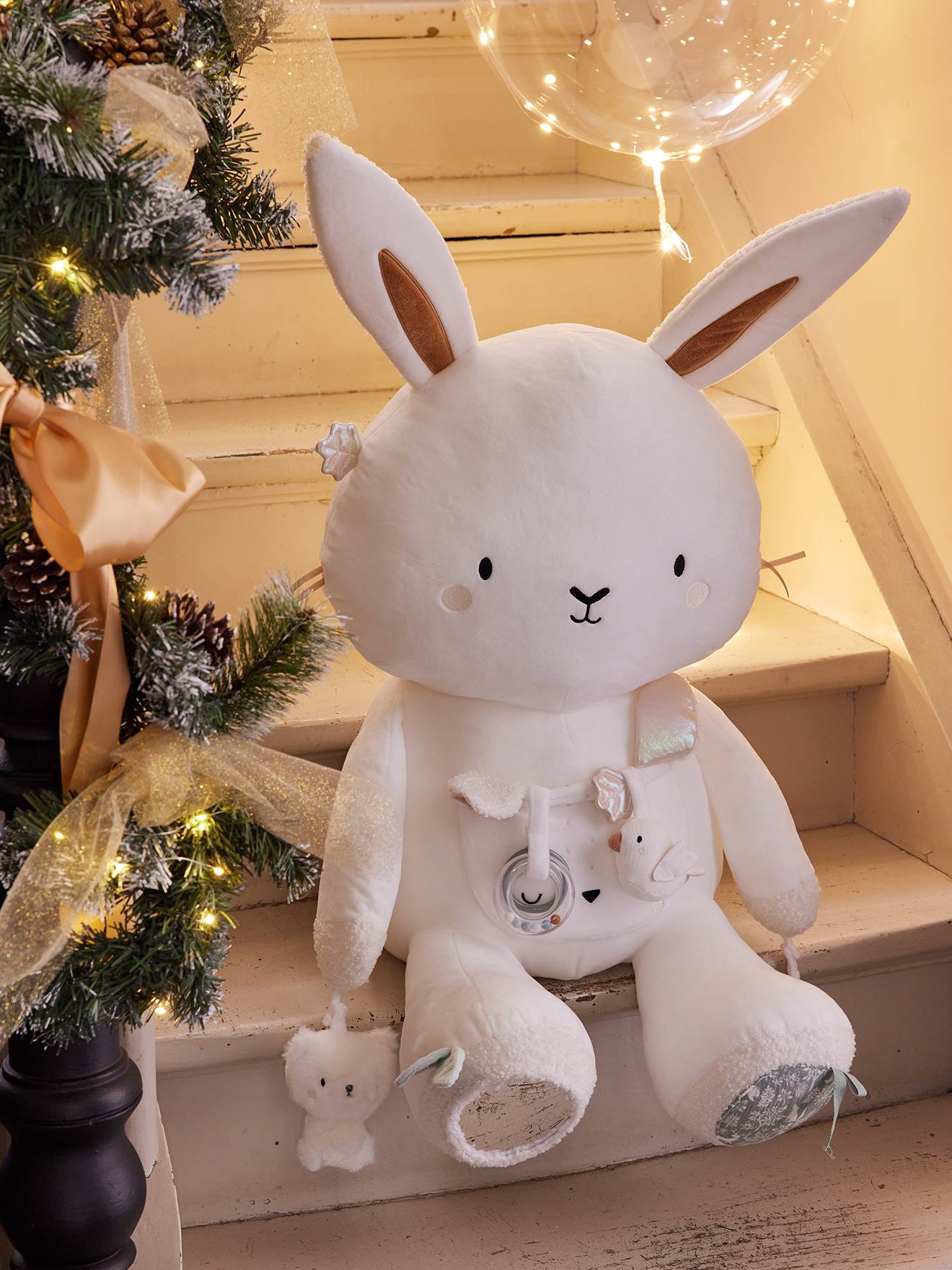 Grande peluche d'activités lapin dans les bois vert sauge
