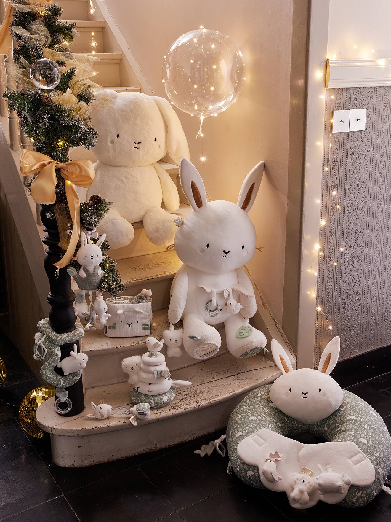 Grande peluche d'activités lapin dans les bois vert sauge