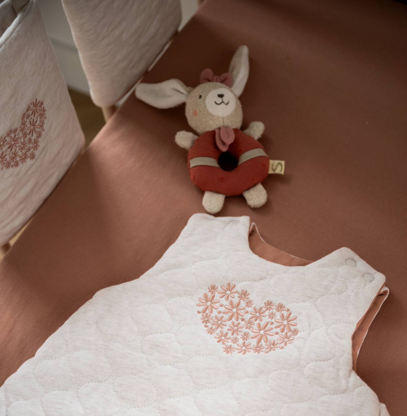 Hochet bébé en coton bio - petit soleil rose