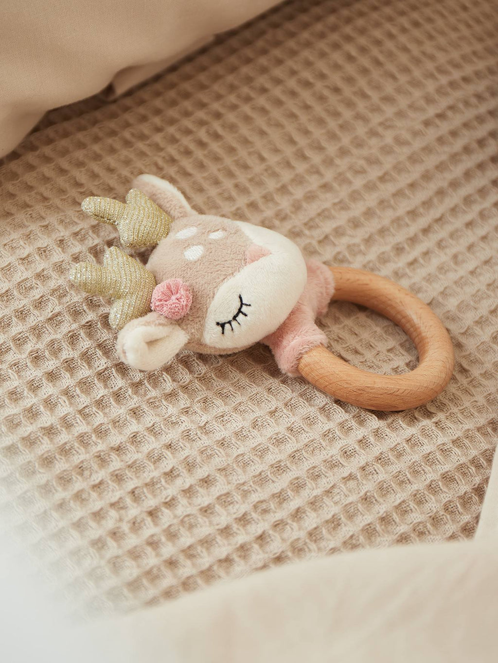 Hochet peluche faon ella, anneau dentition bois faon ella