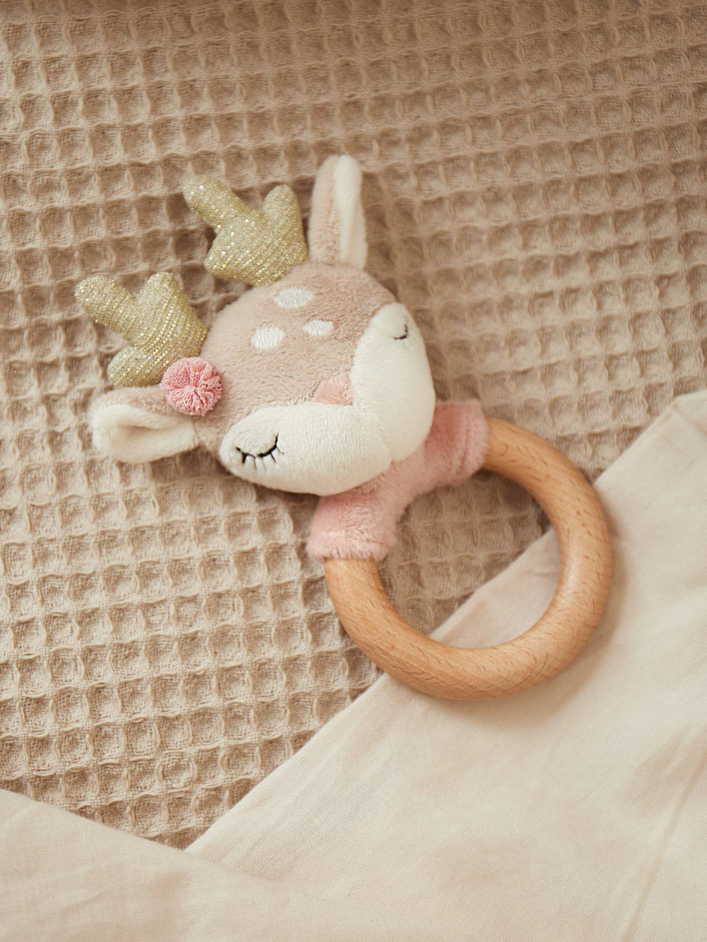 Hochet peluche faon ella, anneau dentition bois faon ella