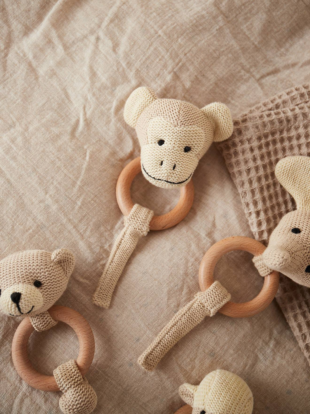 Hochet peluche faon ella, anneau dentition bois singe