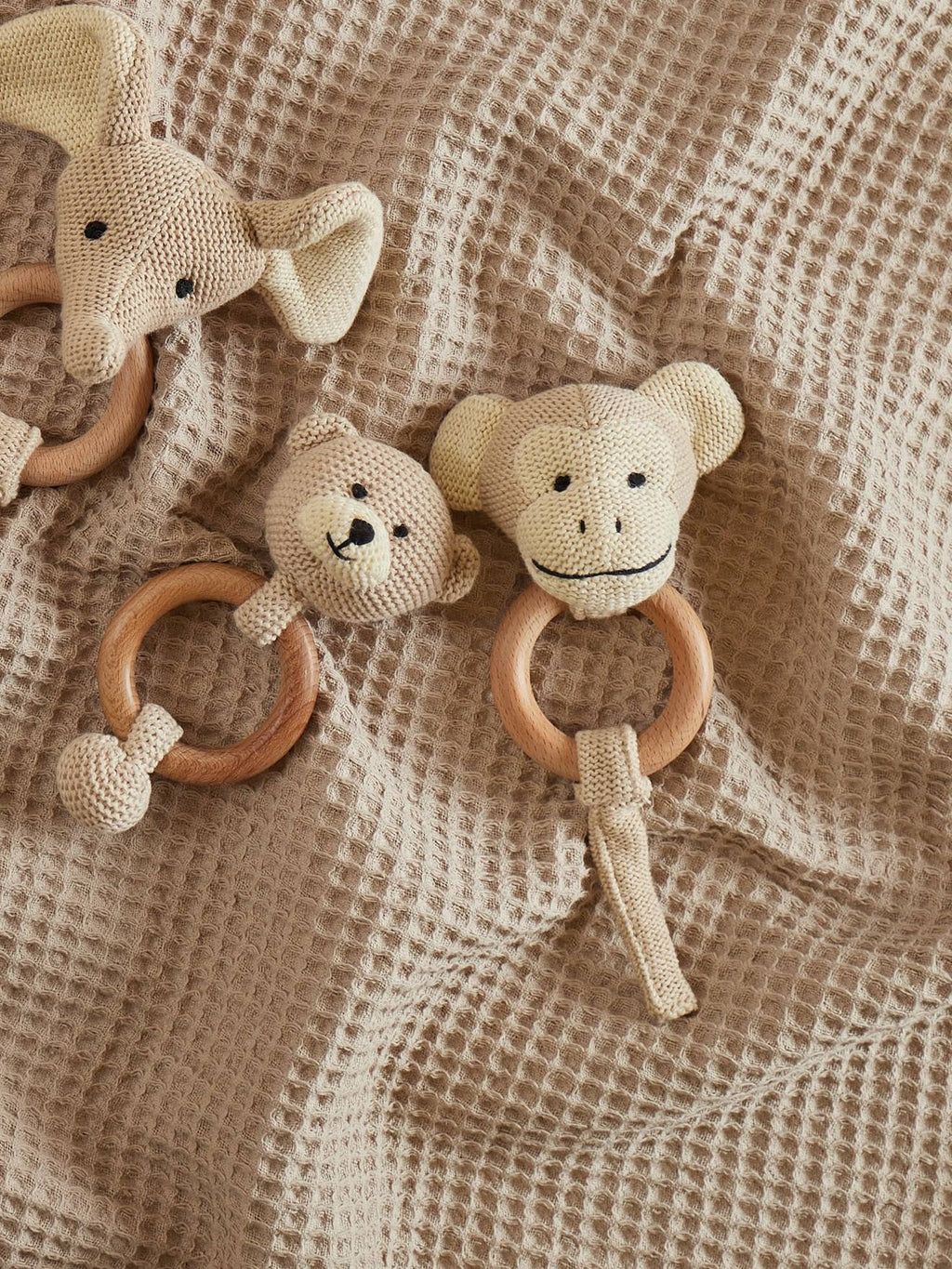 Hochet peluche faon ella, anneau dentition bois singe
