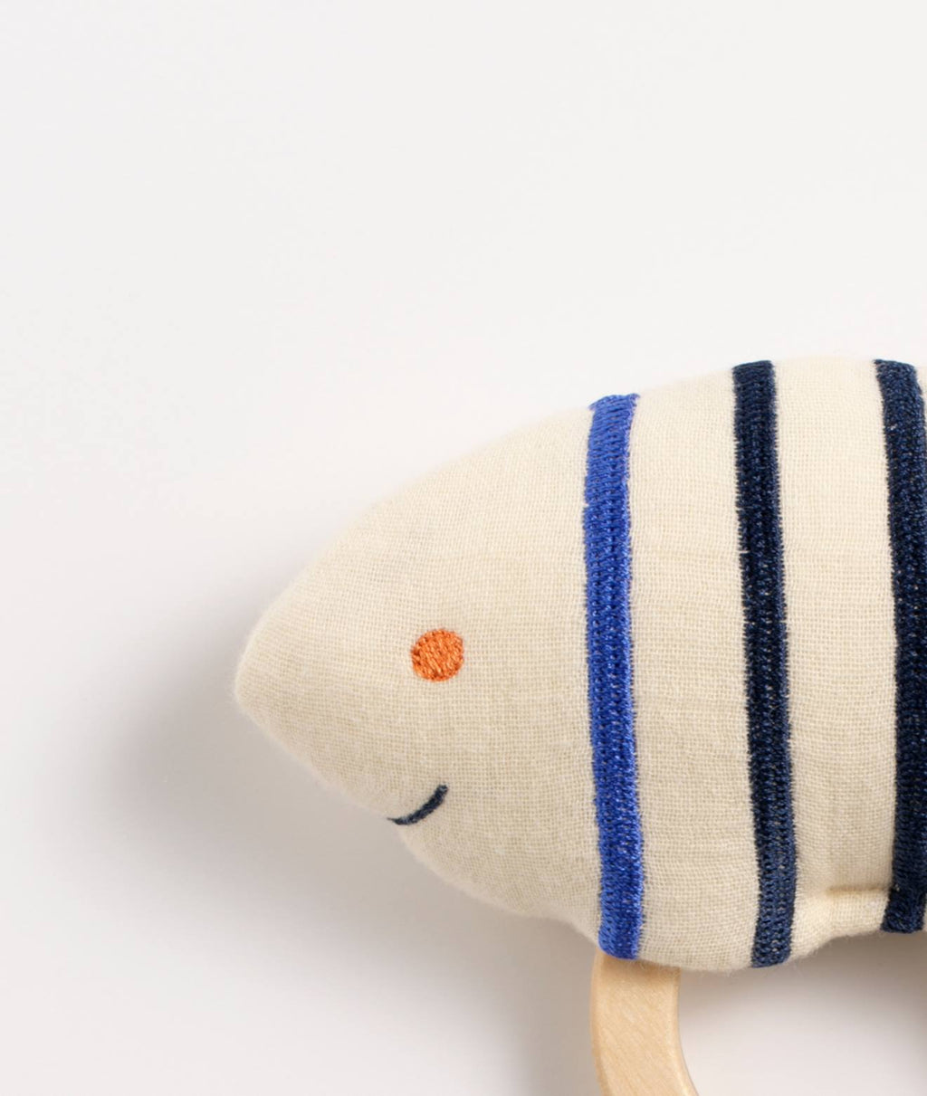 Hochet poisson avec anneau en bois - baby sailor blanc