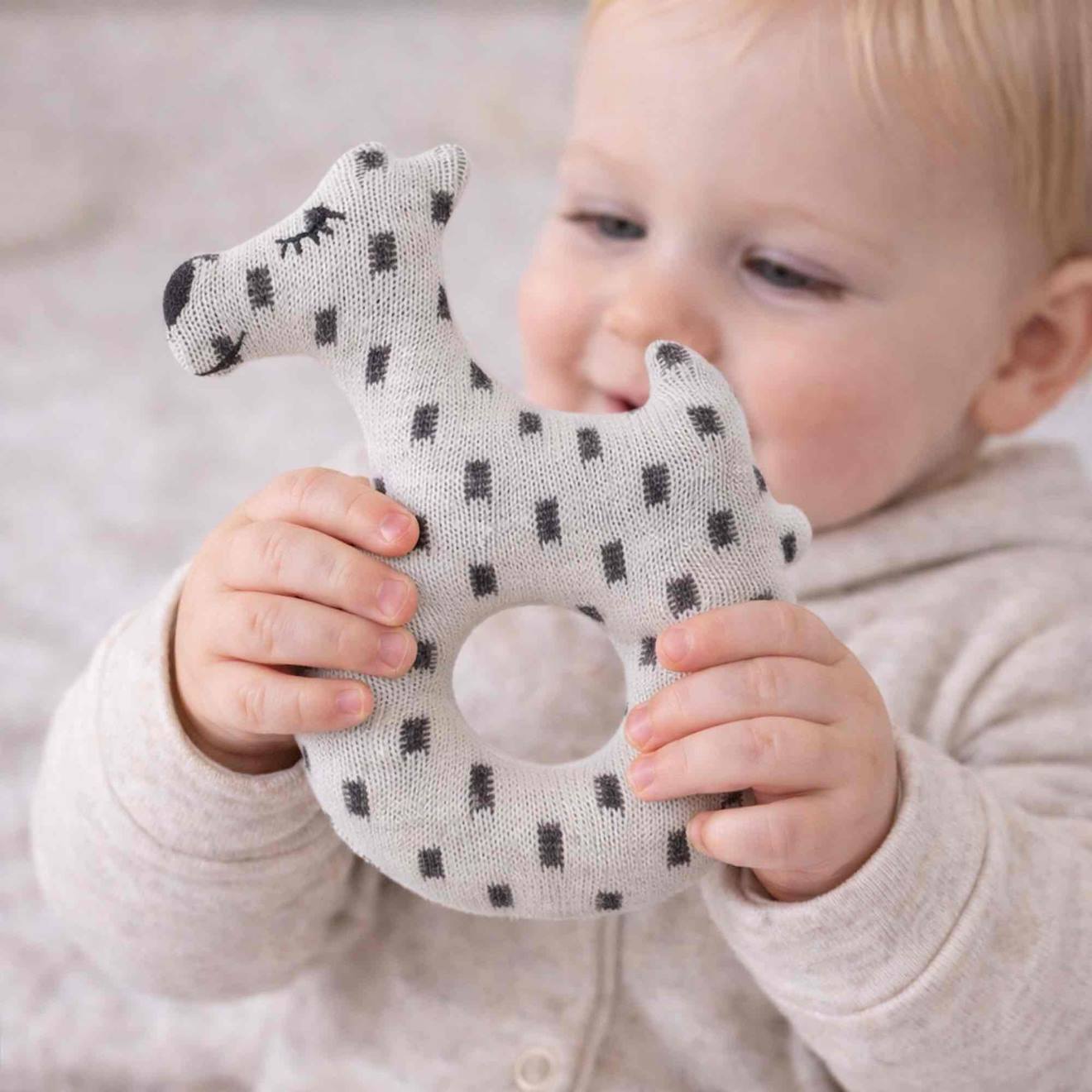 Hochet tricoté en coton bio beige, chien