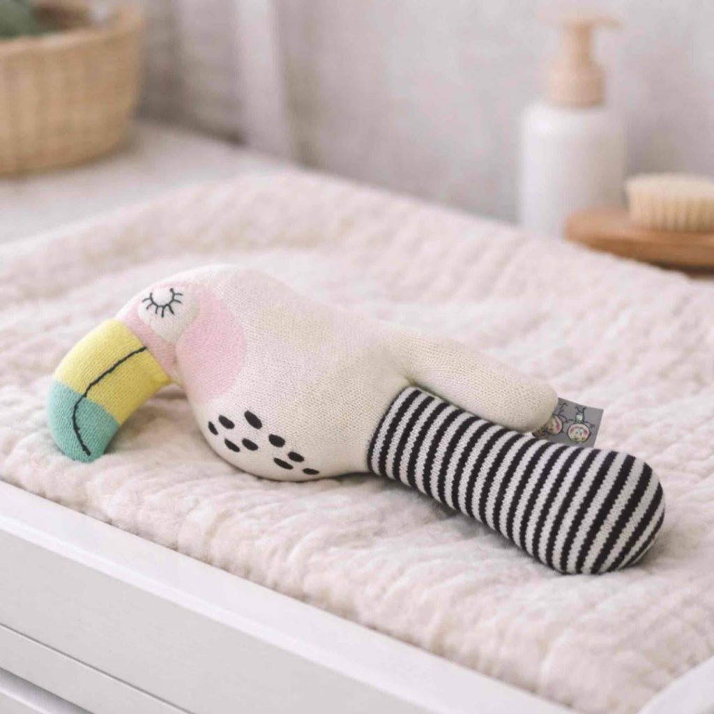 Hochet tricoté en coton bio multicolore, toucan