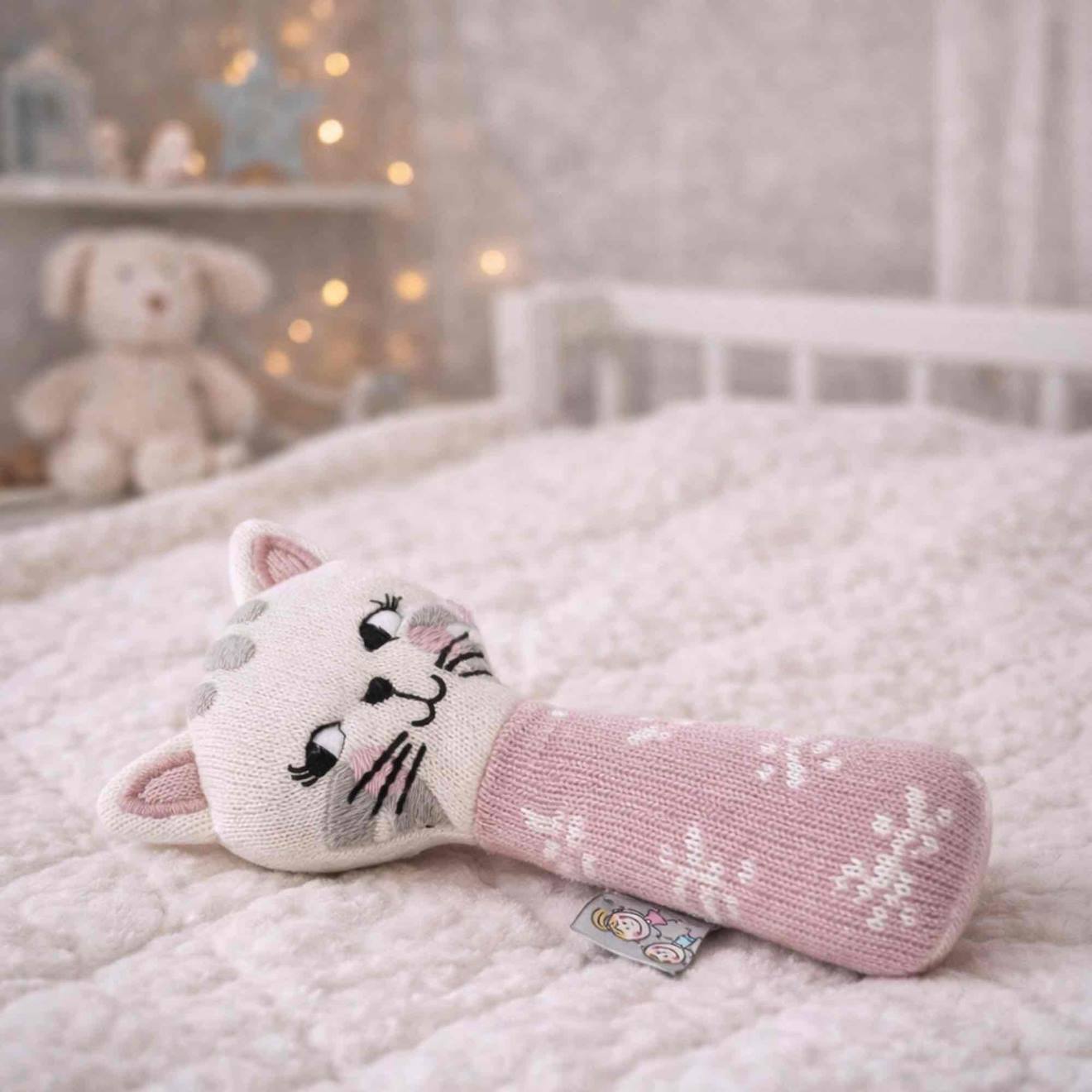 Hochet tricoté en coton bio rose