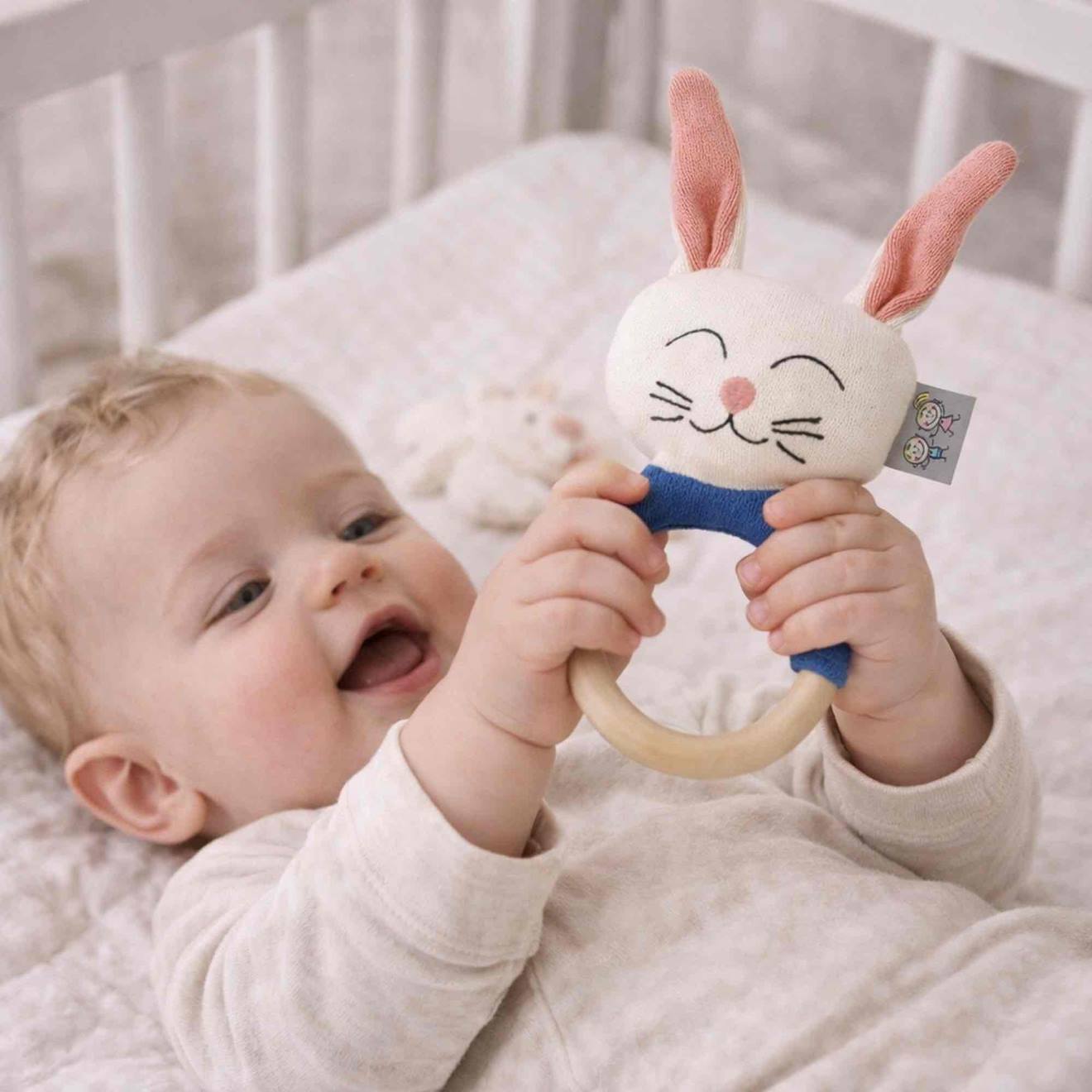 Hochet tricoté en coton bio multicolore, lapin
