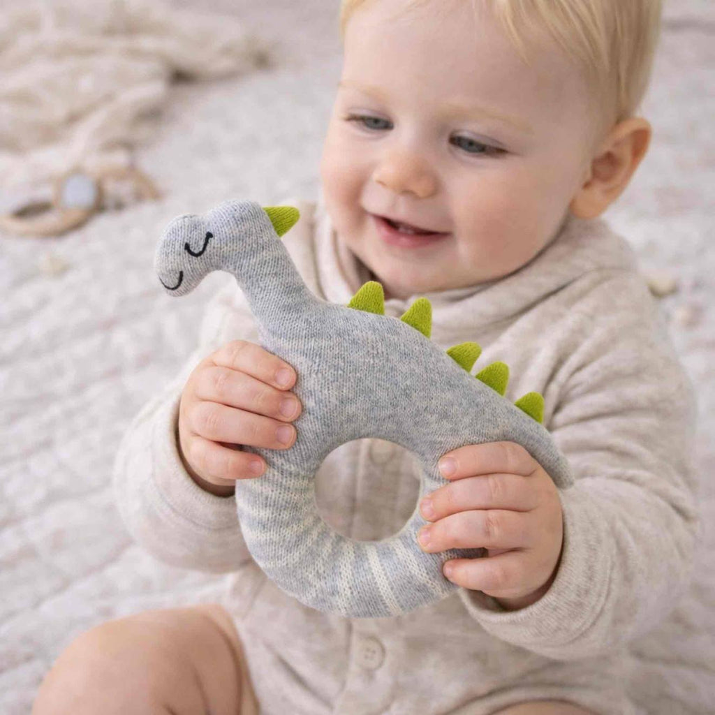 Hochet tricoté en coton bio gris, dino