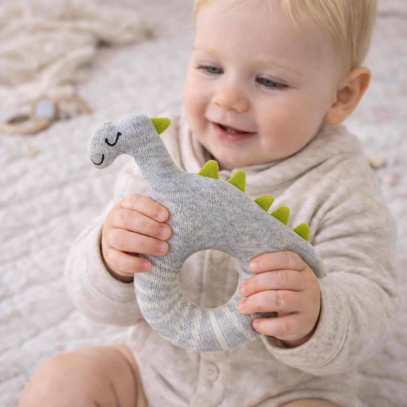 Hochet tricoté en coton bio gris, dino