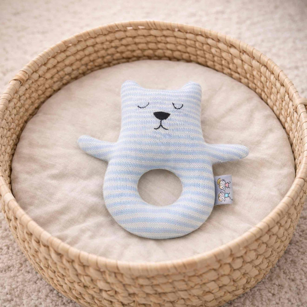 Hochet tricoté en coton bio bleu, ourson
